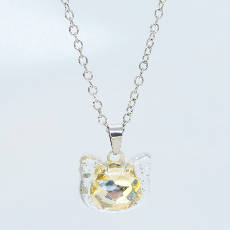 シルバーカラー 猫フェイスモチーフのシャンパンカラークリスタルのペンダントネックレス レジン 長さ調整可 ステンレス可