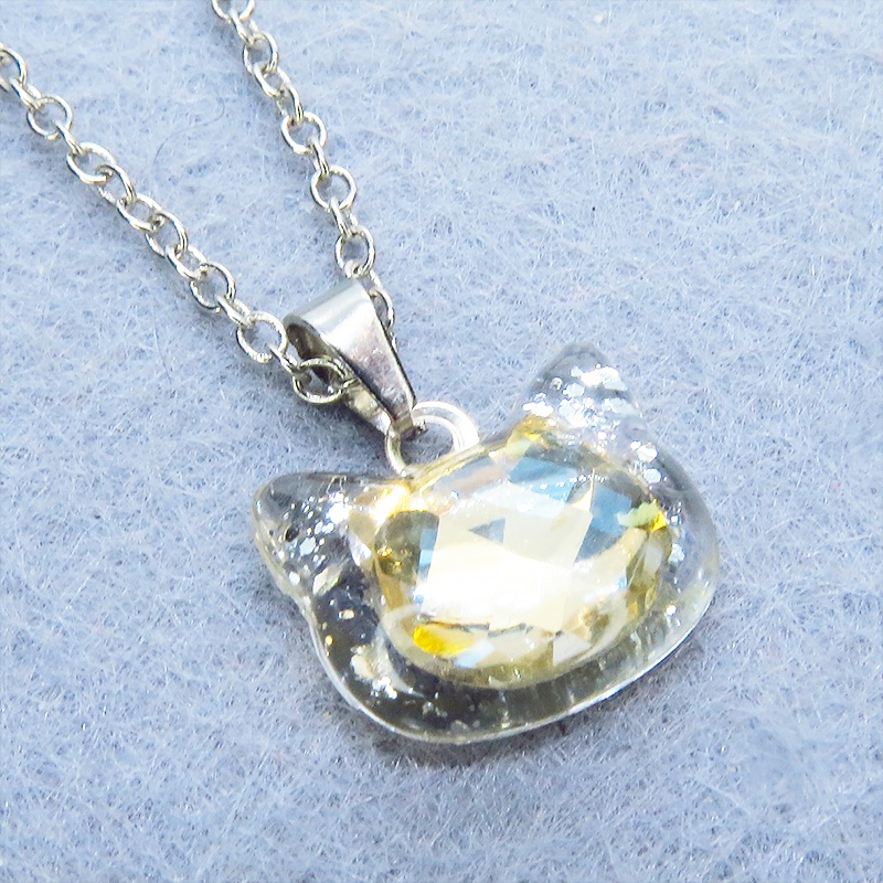 シルバーカラー 猫フェイスモチーフのシャンパンカラークリスタルのペンダントネックレス レジン 長さ調整可 ステンレス可