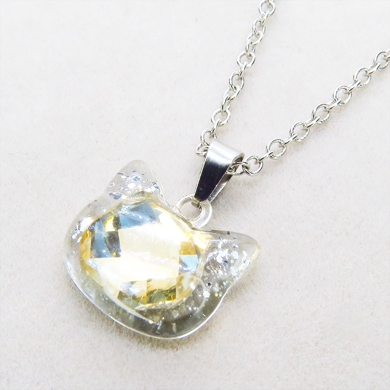 シルバーカラー 猫フェイスモチーフのシャンパンカラークリスタルのペンダントネックレス レジン 長さ調整可 ステンレス可