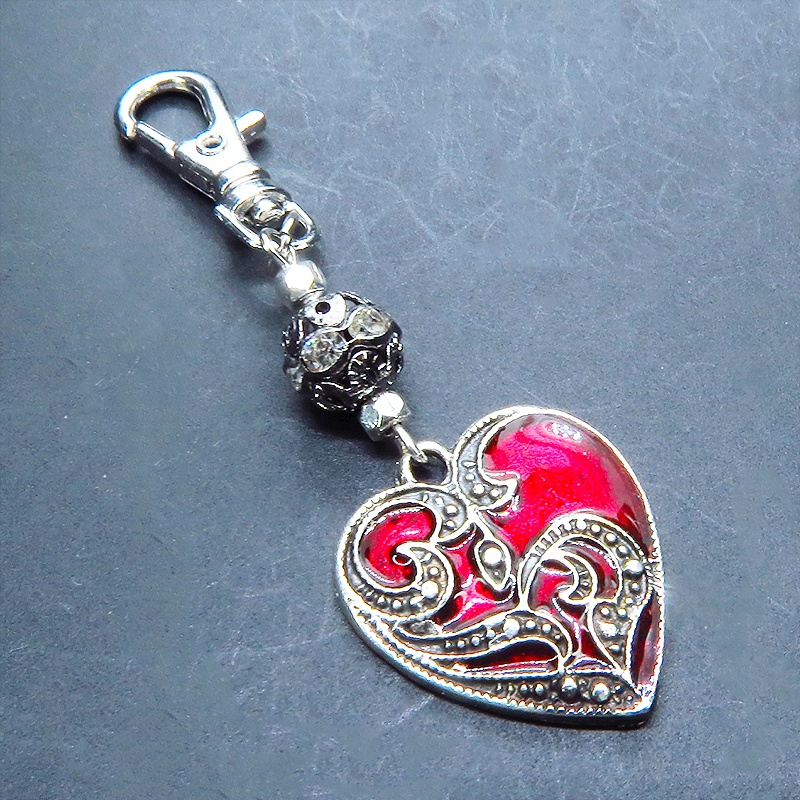 アンティークシルバー クリムゾンカラーのゴシック調の紅いハートに輝くキーホルダー ラインストーン 金具変更可
