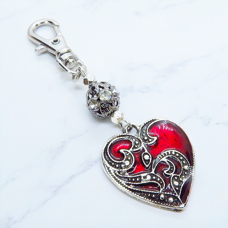 アンティークシルバー クリムゾンカラーのゴシック調の紅いハートに輝くキーホルダー ラインストーン 金具変更可