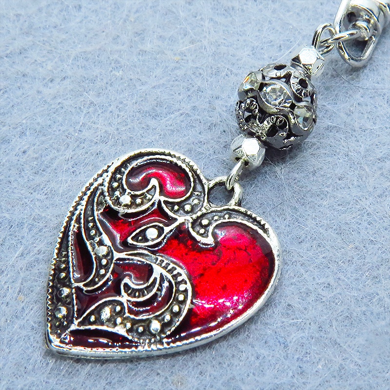 アンティークシルバー クリムゾンカラーのゴシック調の紅いハートに輝くキーホルダー ラインストーン 金具変更可