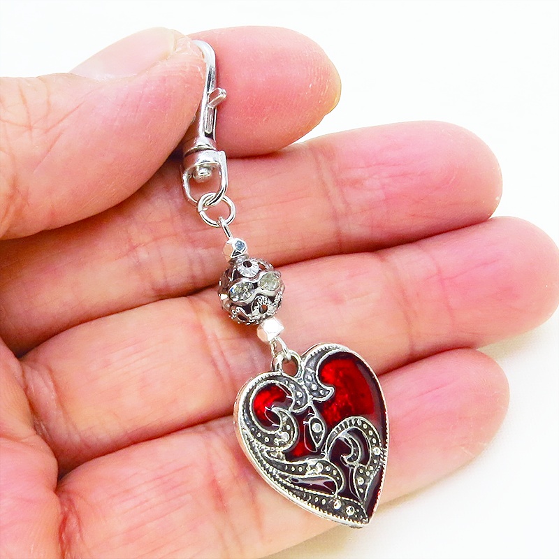 アンティークシルバー クリムゾンカラーのゴシック調の紅いハートに輝くキーホルダー ラインストーン 金具変更可