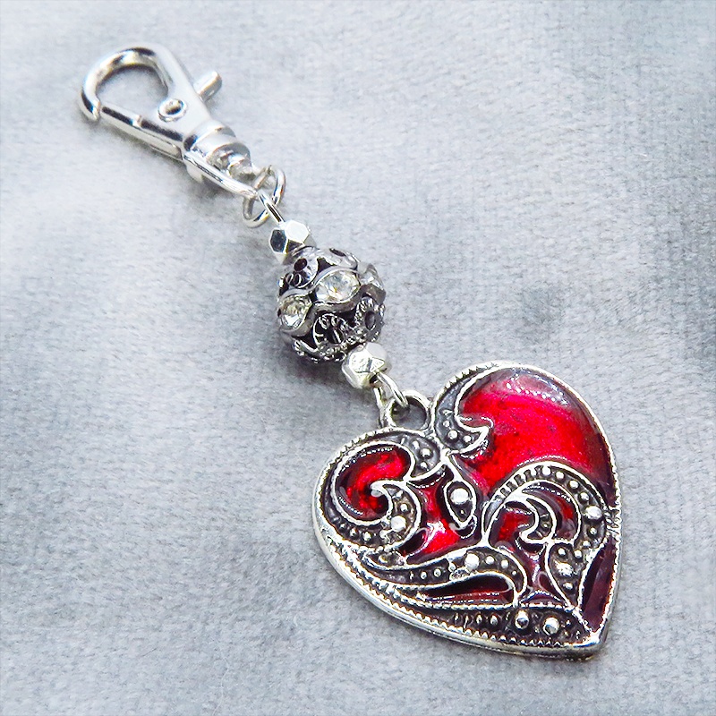 アンティークシルバー クリムゾンカラーのゴシック調の紅いハートに輝くキーホルダー ラインストーン 金具変更可