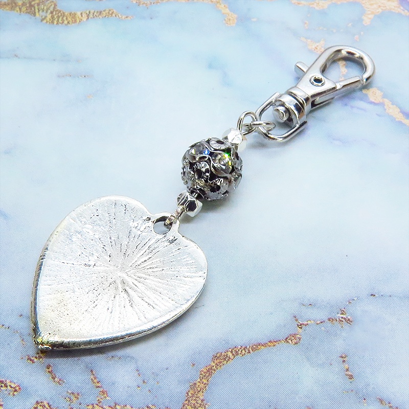 アンティークシルバー クリムゾンカラーのゴシック調の紅いハートに輝くキーホルダー ラインストーン 金具変更可