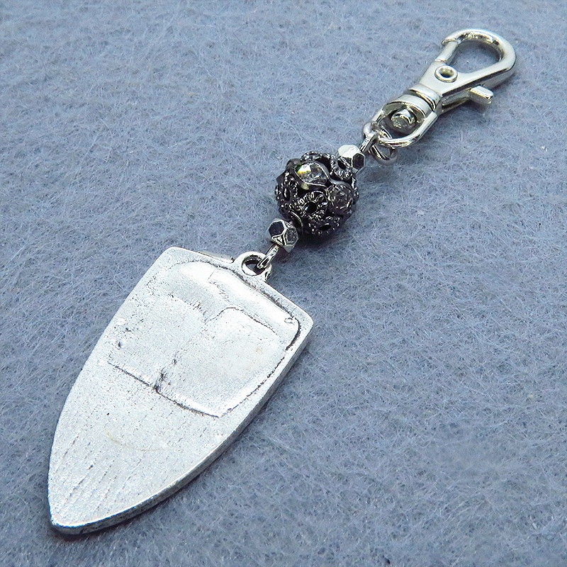 アンティークシルバー クリムゾンカラーのゴシック調の紅い紋章に輝くキーホルダー ラインストーン 金具変更可