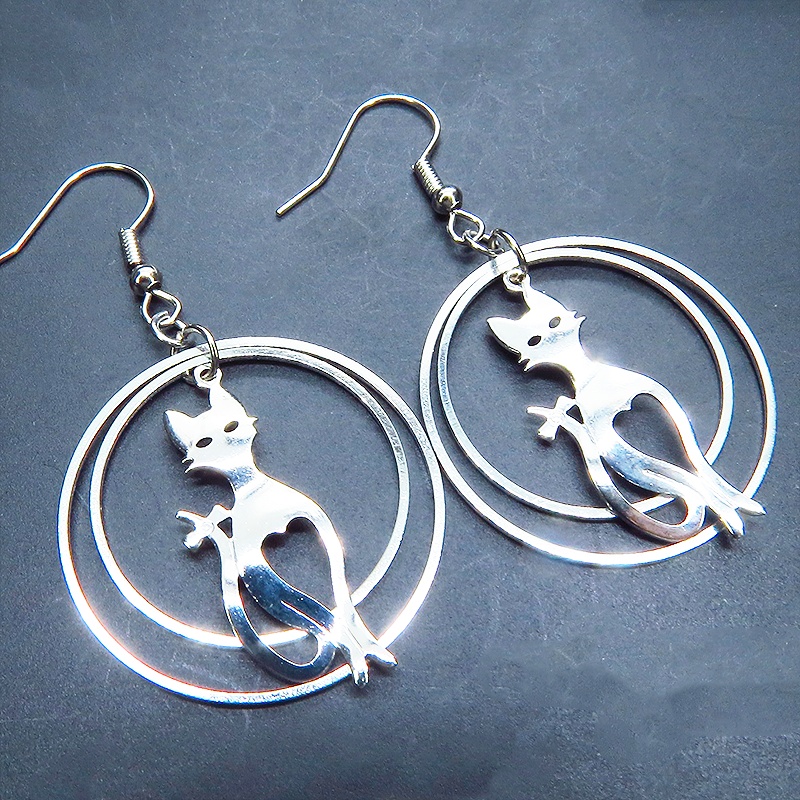 シルバーカラー スラリとした猫チャームのダブルリングピアス フープピアス サージカル可