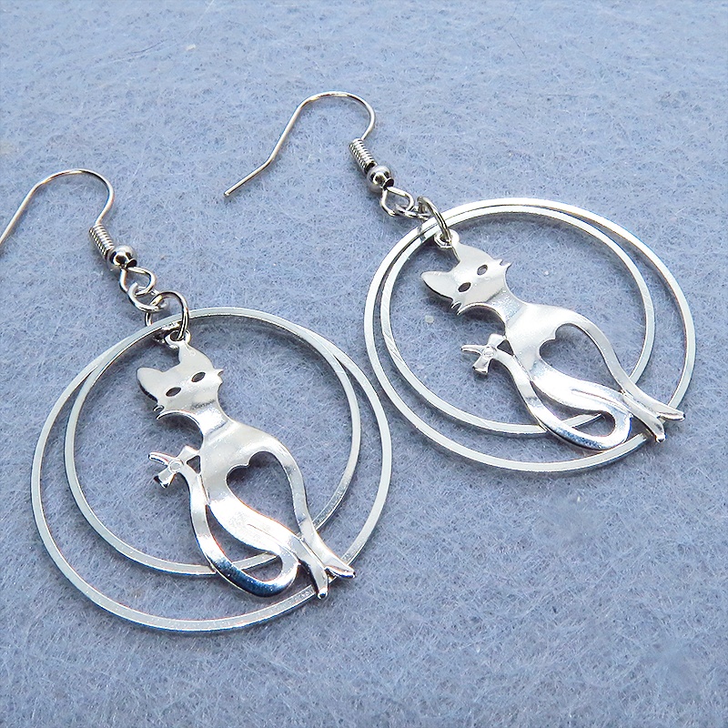 シルバーカラー スラリとした猫チャームのダブルリングピアス フープピアス サージカル可