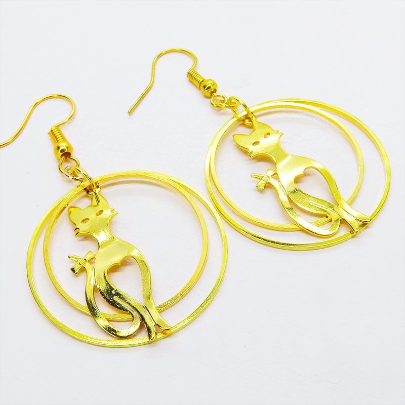 ゴールドカラー スラリとした猫チャームのダブルリングピアス フープピアス サージカル可