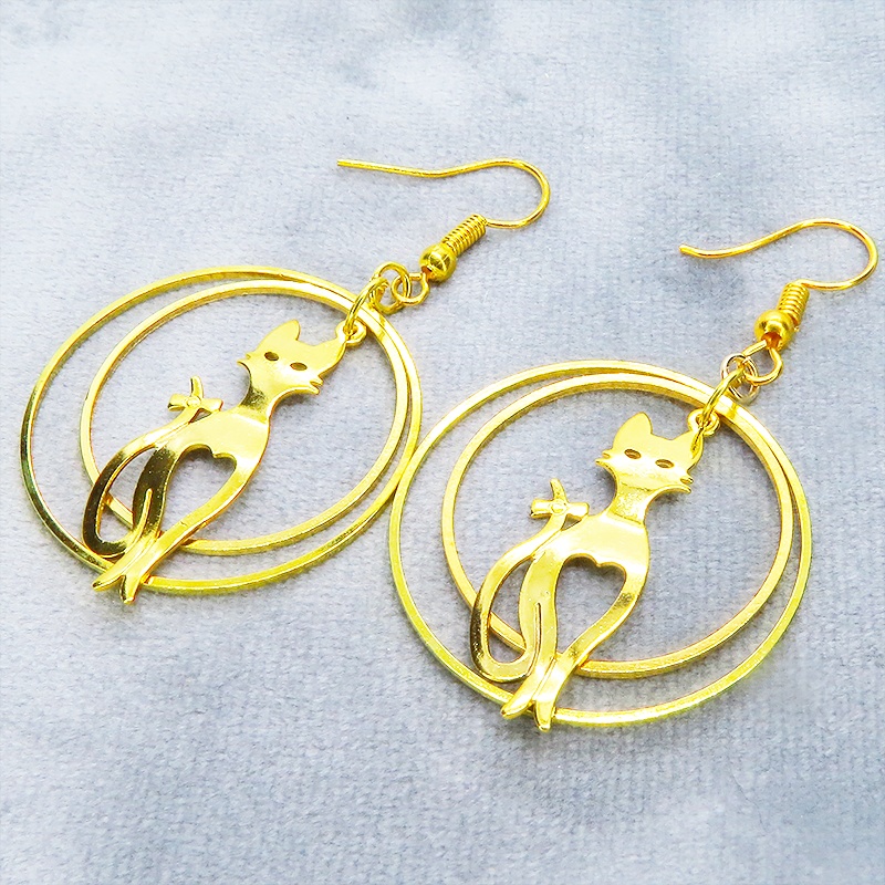ゴールドカラー スラリとした猫チャームのダブルリングピアス フープピアス サージカル可