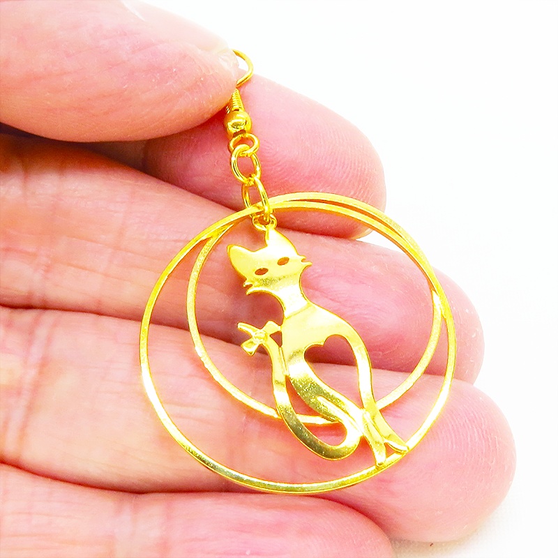 ゴールドカラー スラリとした猫チャームのダブルリングピアス フープピアス サージカル可