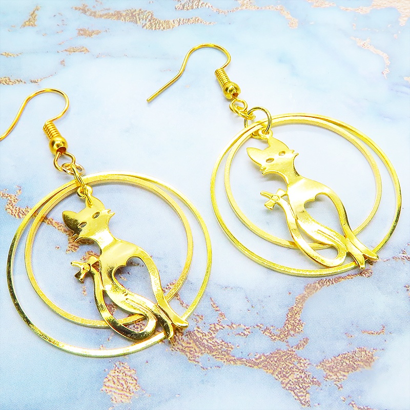 ゴールドカラー スラリとした猫チャームのダブルリングピアス フープピアス サージカル可