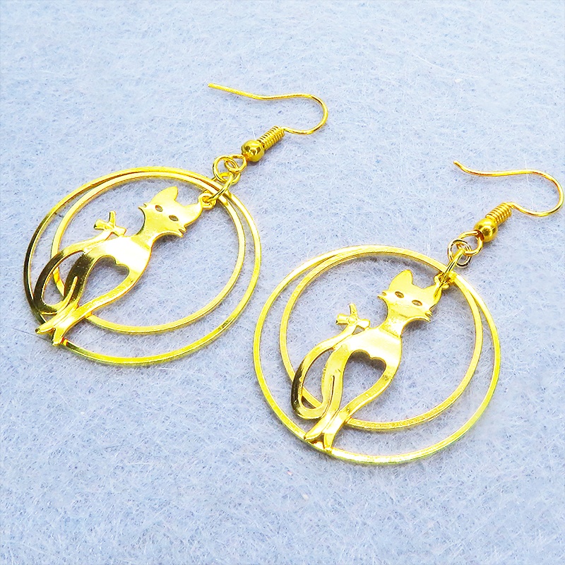 ゴールドカラー スラリとした猫チャームのダブルリングピアス フープピアス サージカル可
