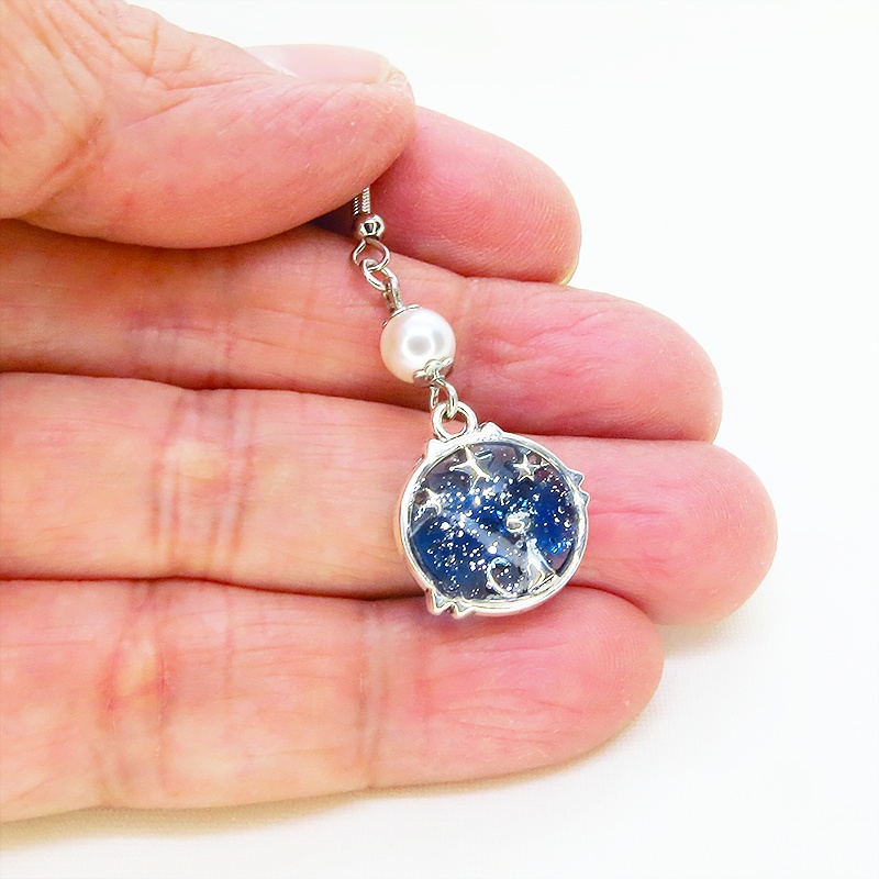 シルバーカラー 猫と星のチャームとマリンブルーレジンのピアス スワロフスキーパール サージカル可