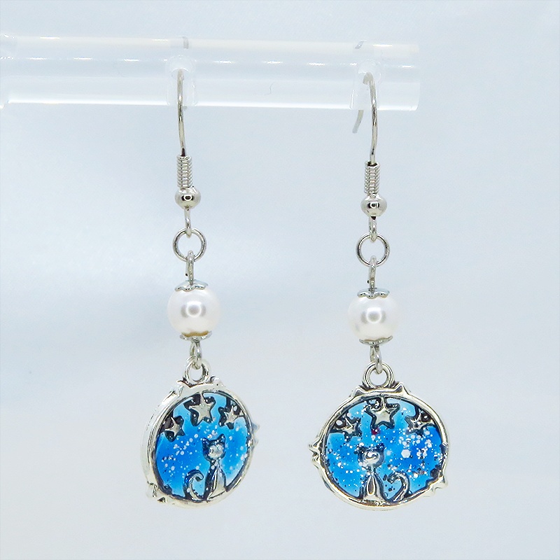 シルバーカラー 猫と星のチャームとマリンブルーレジンのピアス スワロフスキーパール サージカル可