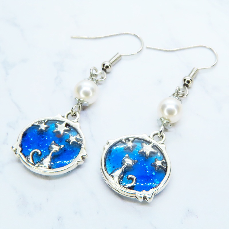 シルバーカラー 猫と星のチャームとマリンブルーレジンのピアス スワロフスキーパール サージカル可