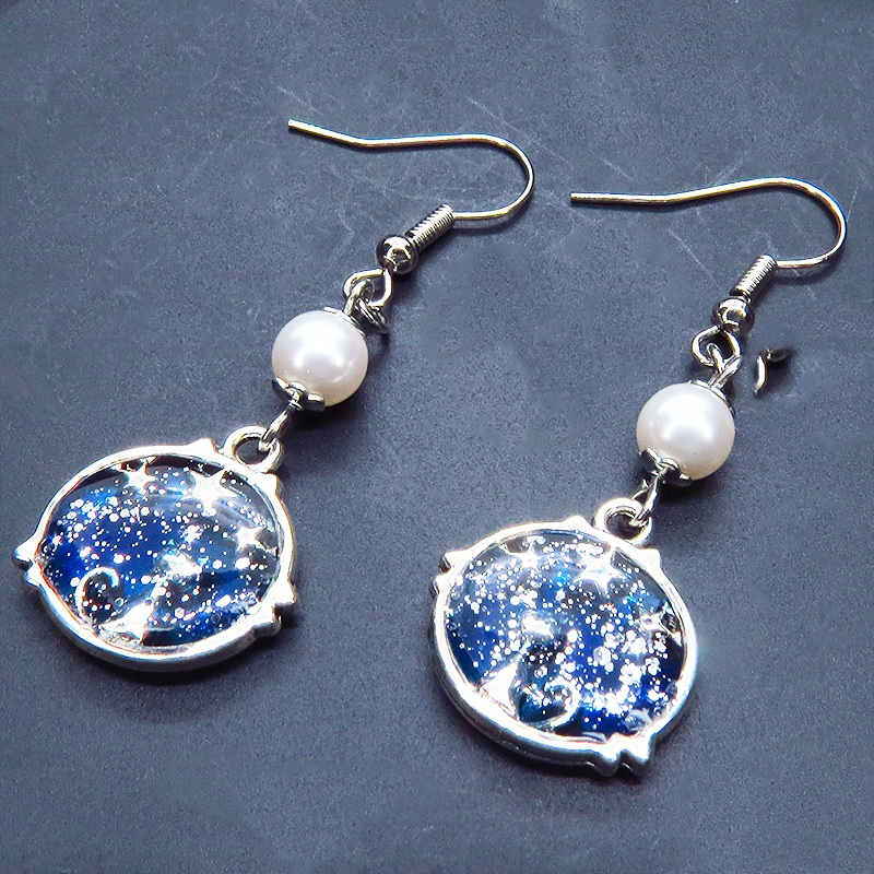 シルバーカラー 猫と星のチャームとマリンブルーレジンのピアス スワロフスキーパール サージカル可