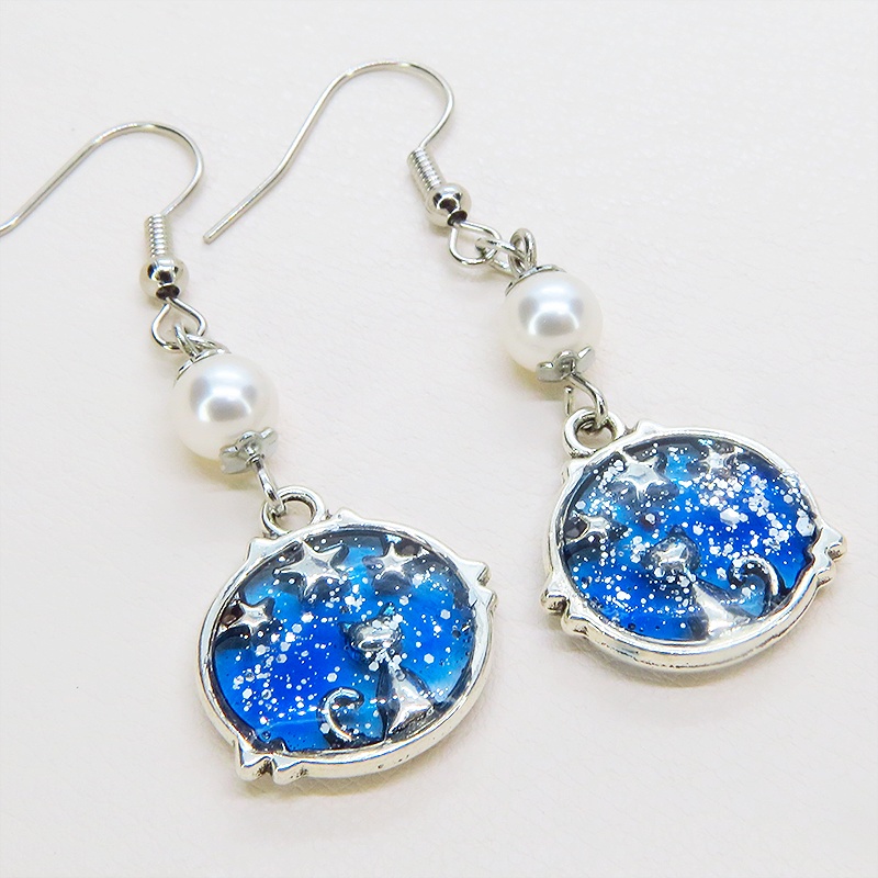 シルバーカラー 猫と星のチャームとマリンブルーレジンのピアス スワロフスキーパール サージカル可