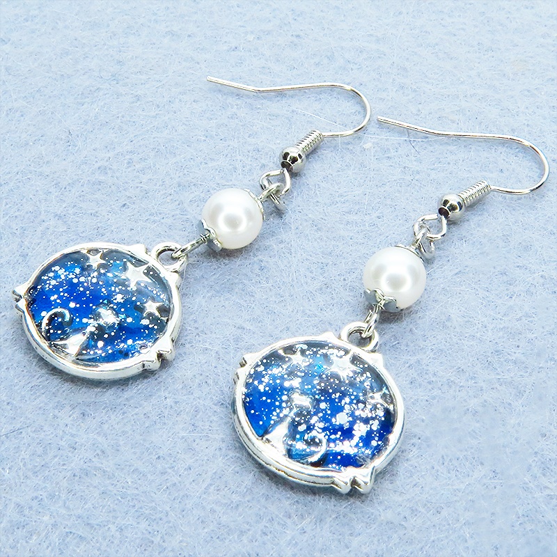 シルバーカラー 猫と星のチャームとマリンブルーレジンのピアス スワロフスキーパール サージカル可