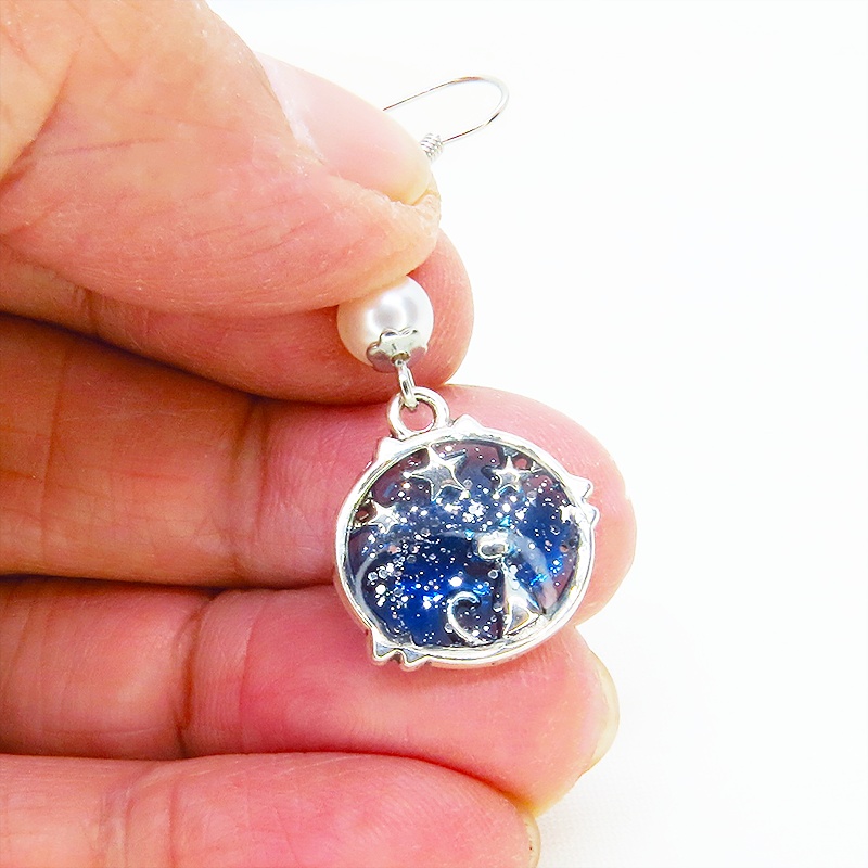 シルバーカラー 猫と星のチャームとマリンブルーレジンのピアス スワロフスキーパール サージカル可