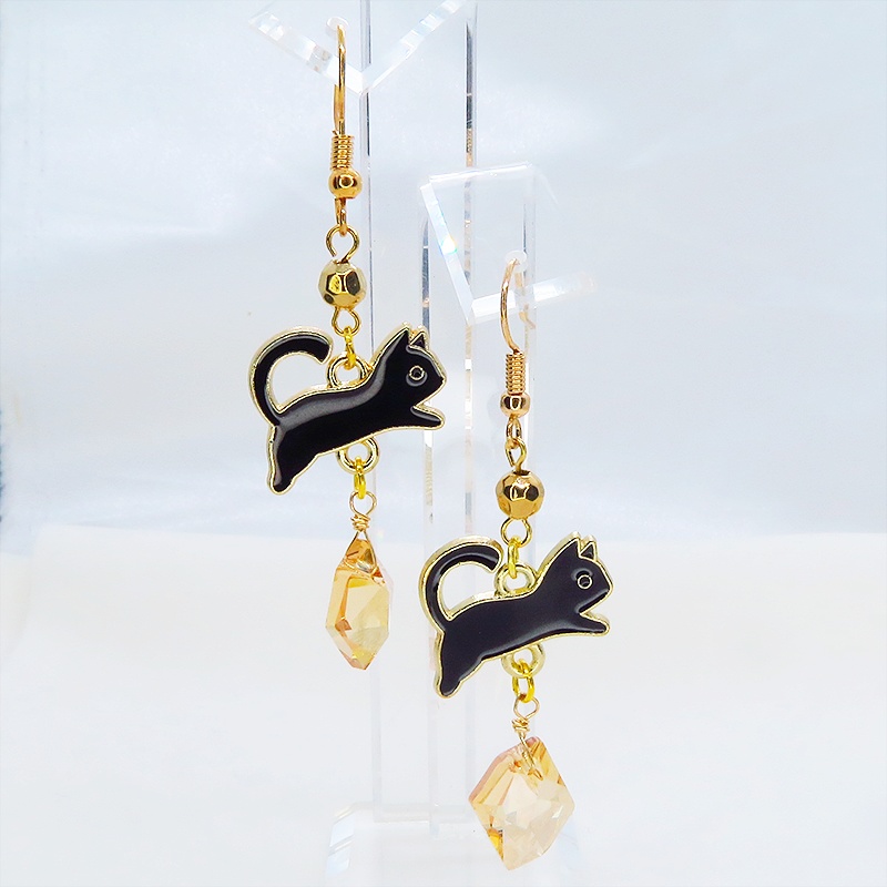 マットゴールド 跳ねる黒猫とスワロフスキークリスタル(ゴールドシャドー)のピアス サージカル可