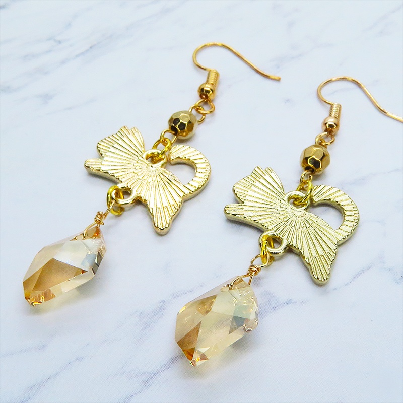 マットゴールド 跳ねる黒猫とスワロフスキークリスタル(ゴールドシャドー)のピアス サージカル可