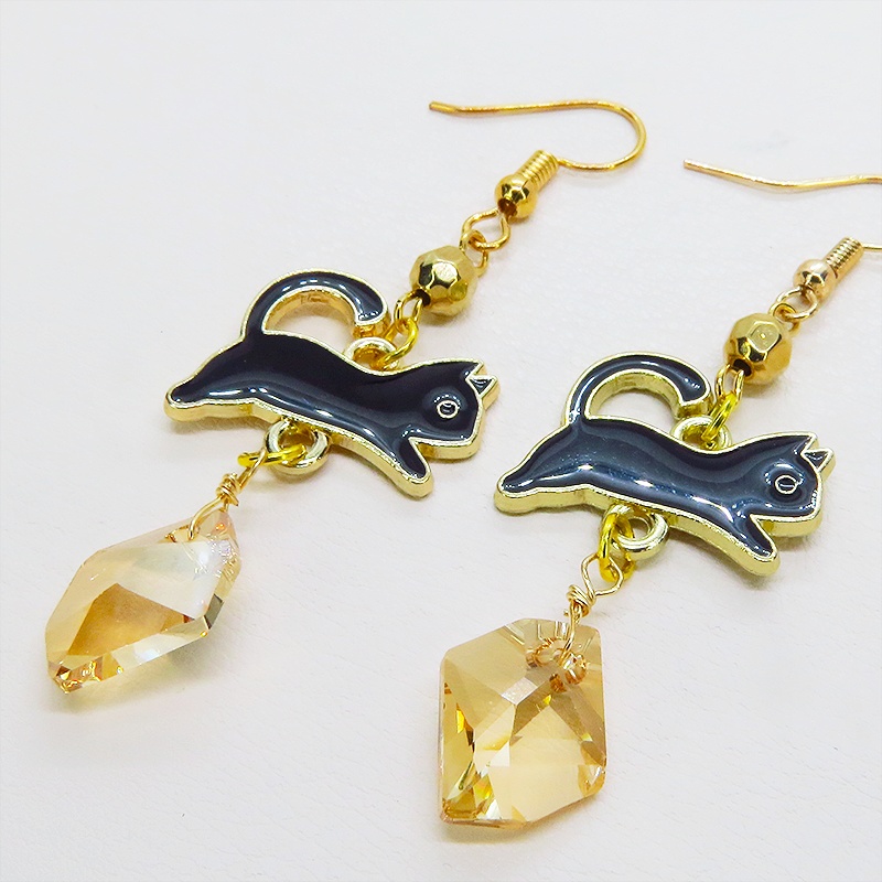 マットゴールド 跳ねる黒猫とスワロフスキークリスタル(ゴールドシャドー)のピアス サージカル可