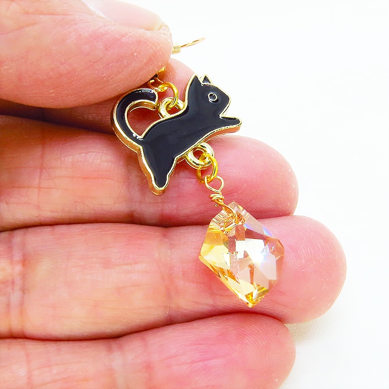マットゴールド 跳ねる黒猫とスワロフスキークリスタル(ゴールドシャドー)のピアス サージカル可
