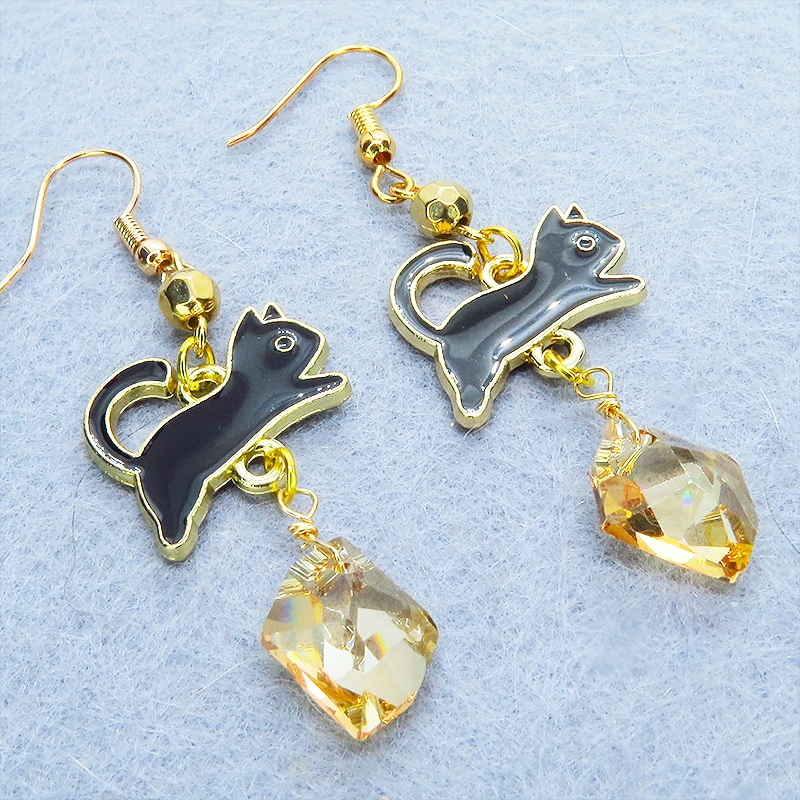 マットゴールド 跳ねる黒猫とスワロフスキークリスタル(ゴールドシャドー)のピアス サージカル可