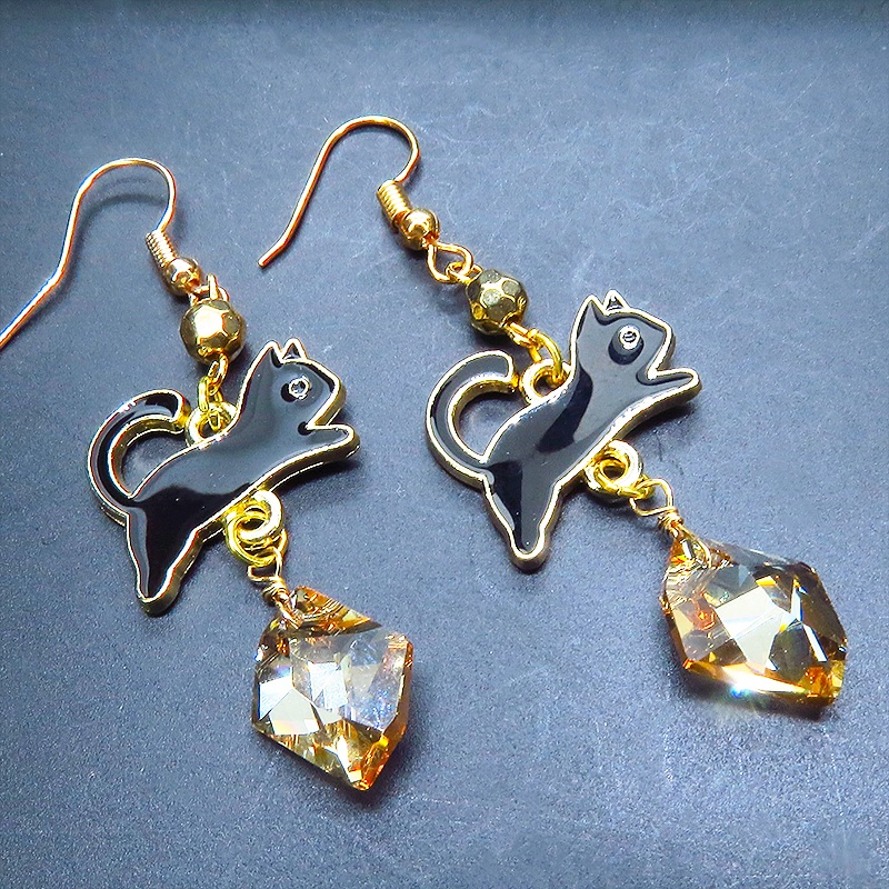 マットゴールド 跳ねる黒猫とスワロフスキークリスタル(ゴールドシャドー)のピアス サージカル可