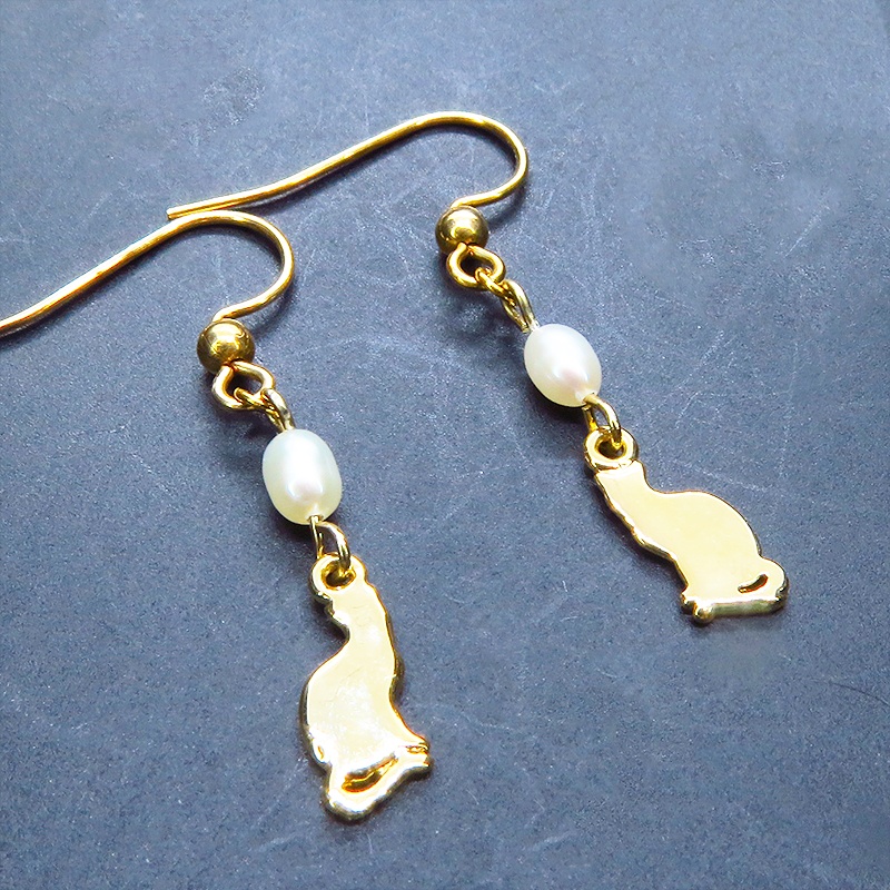 14KGF ゴールドフィルド 可愛い猫シルエットモチーフと淡水パールのコンパクトなピアス