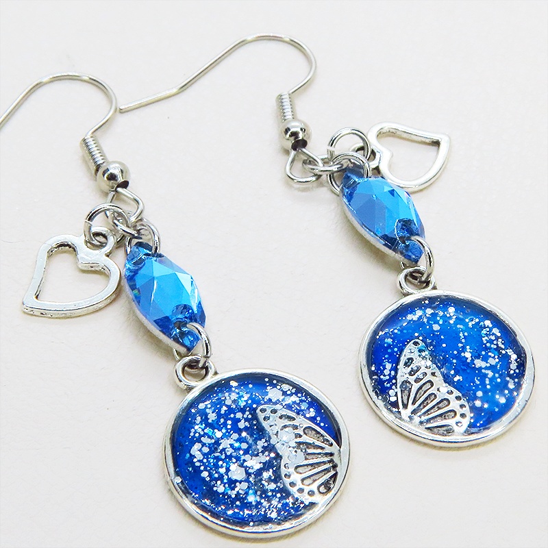 ブルーレジンで彩色した蝶の羽とアクアマリンのスワロフスキーのピアス オープンハート サージカル可