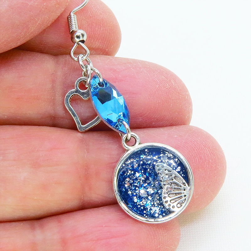 ブルーレジンで彩色した蝶の羽とアクアマリンのスワロフスキーのピアス オープンハート サージカル可