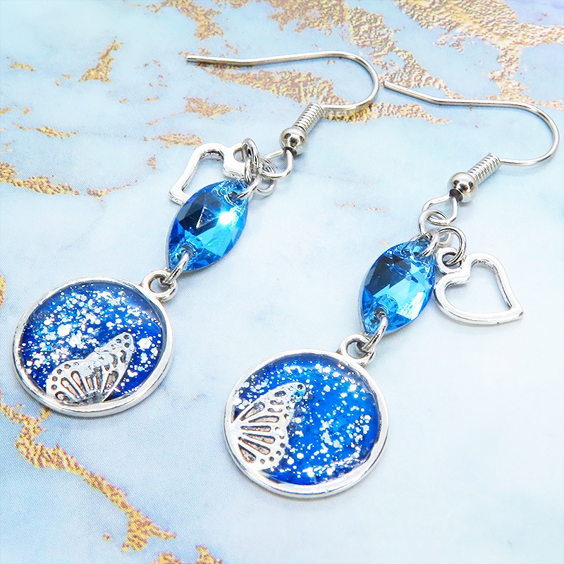 ブルーレジンで彩色した蝶の羽とアクアマリンのスワロフスキーのピアス オープンハート サージカル可