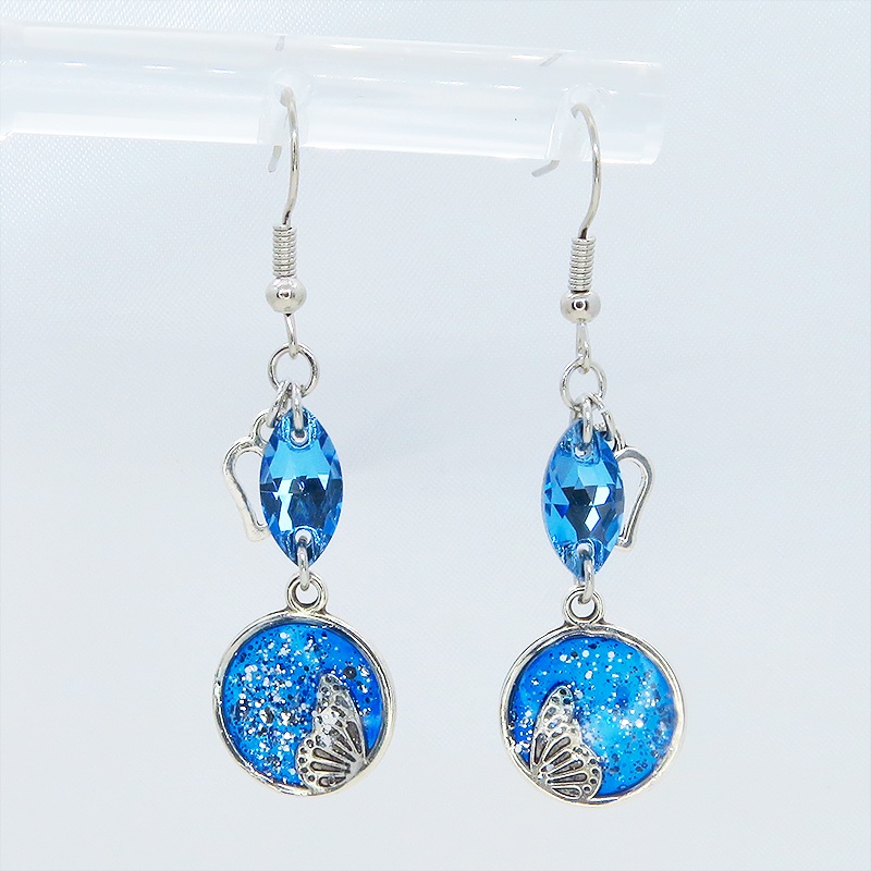 ブルーレジンで彩色した蝶の羽とアクアマリンのスワロフスキーのピアス オープンハート サージカル可