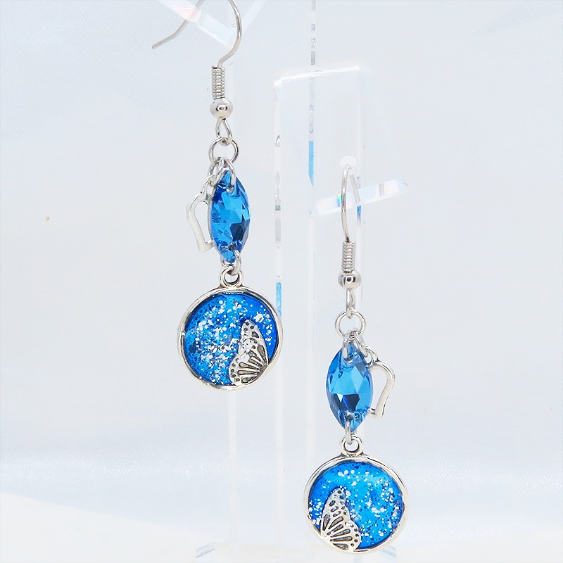 ブルーレジンで彩色した蝶の羽とアクアマリンのスワロフスキーのピアス オープンハート サージカル可