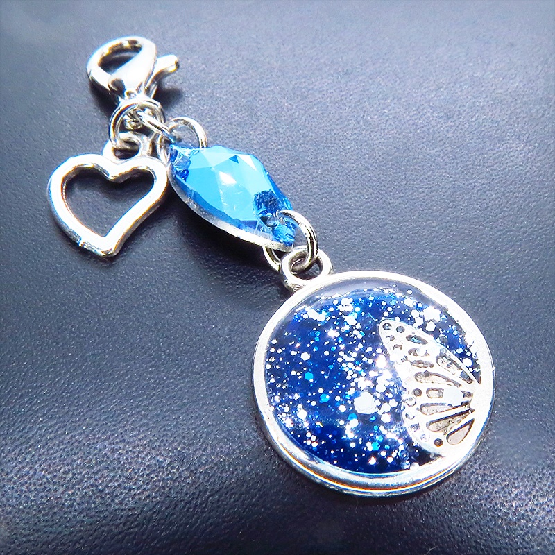 マスク・スマホチャーム ブルーレジンで彩色した蝶の羽とアクアマリンのスワロフスキーのチャーム 金具変更可