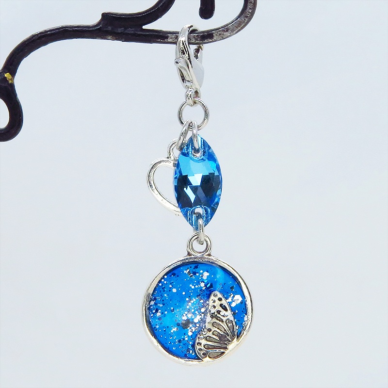 マスク・スマホチャーム ブルーレジンで彩色した蝶の羽とアクアマリンのスワロフスキーのチャーム 金具変更可