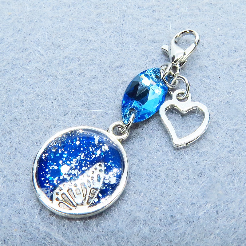 マスク・スマホチャーム ブルーレジンで彩色した蝶の羽とアクアマリンのスワロフスキーのチャーム 金具変更可