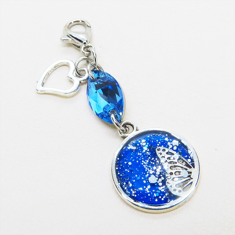 マスク・スマホチャーム ブルーレジンで彩色した蝶の羽とアクアマリンのスワロフスキーのチャーム 金具変更可