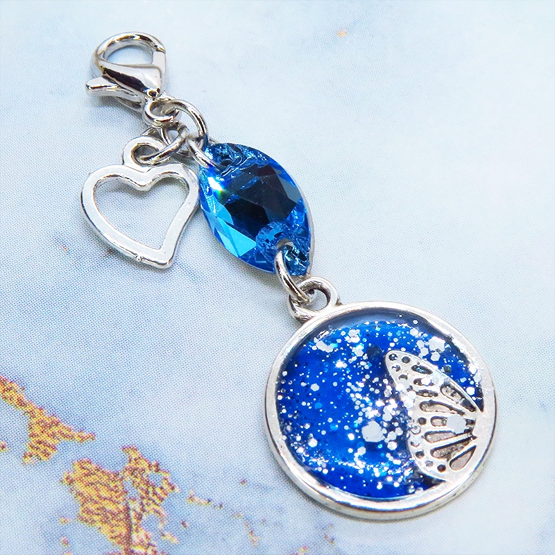 マスク・スマホチャーム ブルーレジンで彩色した蝶の羽とアクアマリンのスワロフスキーのチャーム 金具変更可