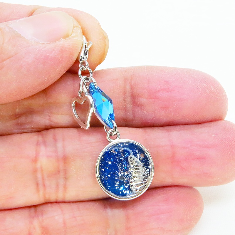 マスク・スマホチャーム ブルーレジンで彩色した蝶の羽とアクアマリンのスワロフスキーのチャーム 金具変更可