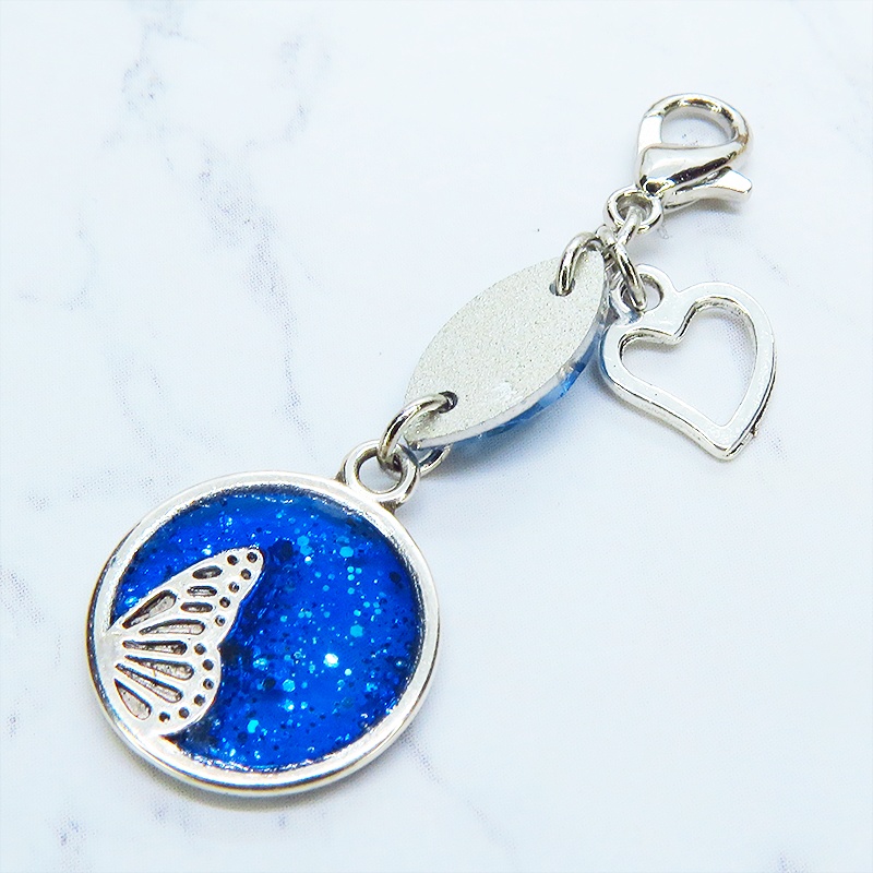 マスク・スマホチャーム ブルーレジンで彩色した蝶の羽とアクアマリンのスワロフスキーのチャーム 金具変更可