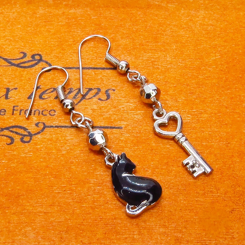 シルバーカラー 振り向き黒猫と鍵のコンパクトなアシンメトリーピアス サージカル可