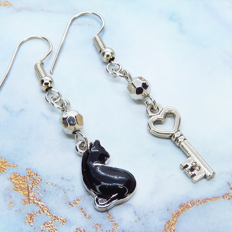 シルバーカラー 振り向き黒猫と鍵のコンパクトなアシンメトリーピアス サージカル可