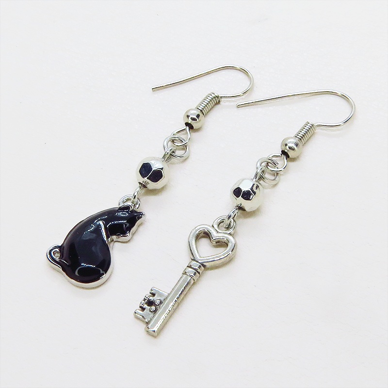 シルバーカラー 振り向き黒猫と鍵のコンパクトなアシンメトリーピアス サージカル可