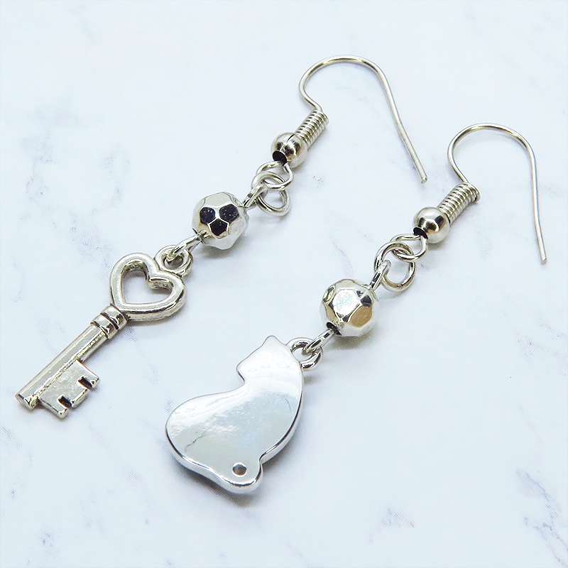 シルバーカラー 振り向き黒猫と鍵のコンパクトなアシンメトリーピアス サージカル可