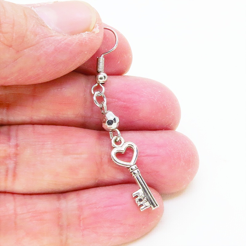 シルバーカラー 振り向き黒猫と鍵のコンパクトなアシンメトリーピアス サージカル可