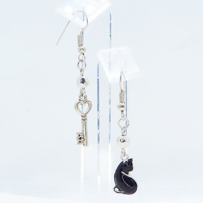 シルバーカラー 振り向き黒猫と鍵のコンパクトなアシンメトリーピアス サージカル可