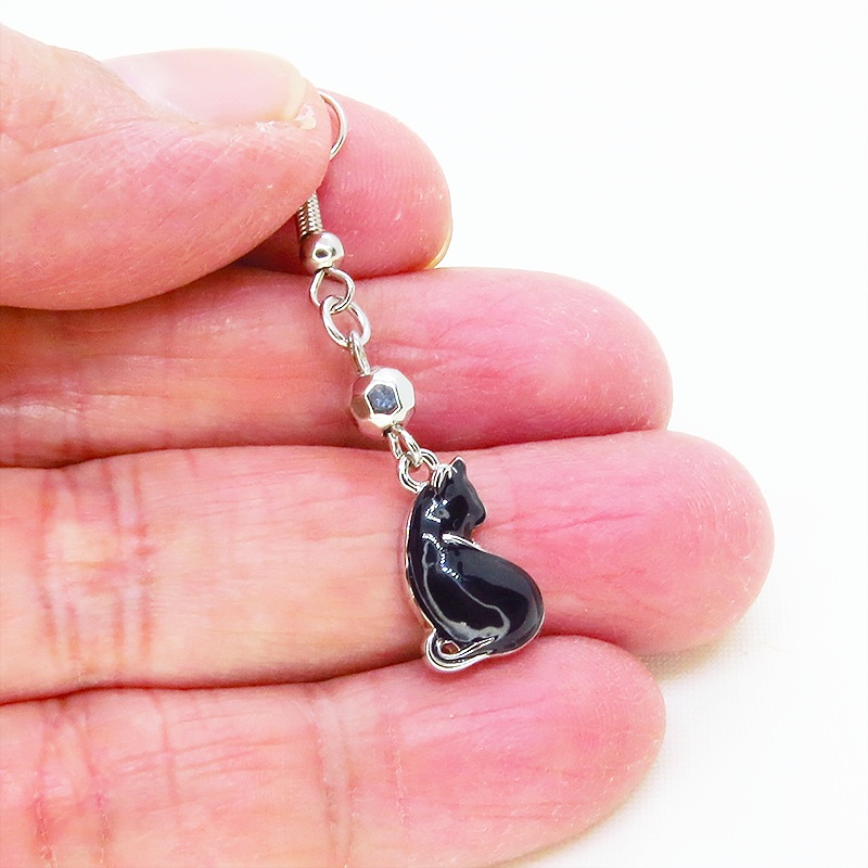 シルバーカラー 振り向き黒猫と鍵のコンパクトなアシンメトリーピアス サージカル可